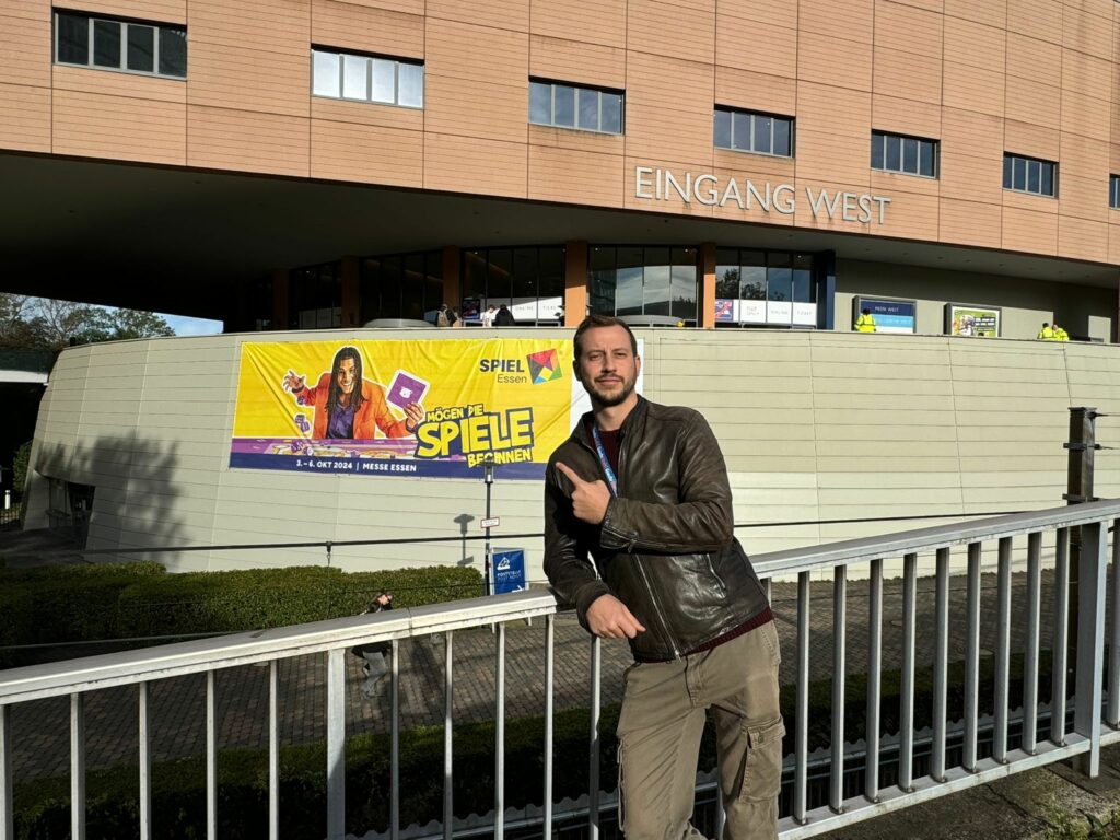 Il COO di Giochi Uniti Stefano De Carolis all'esterno dello SPIEL 2024. 